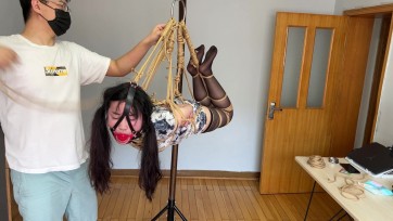【玩奴原创】新妹子雅静真实约绑意外，旗袍黑丝驷马蛇缚吊起突然崩溃！疯狂嚎叫！