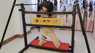 【浅浅原创】拘束架11 塞进木枷孔被鳄鱼乳夹拉扯铁链锁住