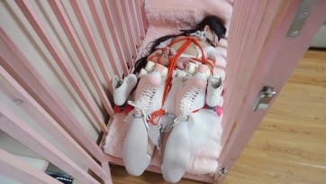 【冷与贝】轮滑鞋美少女五花捆绑脚镣，口球眼罩笼中驷马
