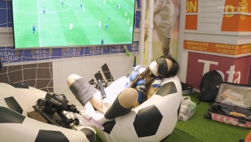 【绿帽学院】足球宝贝 世界杯 看着世界杯绑着足球小宝贝 超长时间又哭了 TK+鞭打发黑+蒙嘴+缠绕+棒子强高昏迷+泡泡机+多次GC抽搐+白丝袜勒嘴