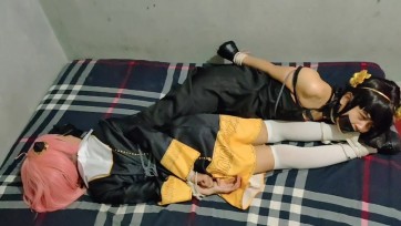 【TiedIndonesia】cos 束缚系列“任务编号 9 特工 Yor Forger” 在特工 Yor 不知情的情况下，他的女儿 Anya Forger 跟随他执行一项秘密任务。 Anya 被保镖抓住并绑起来。