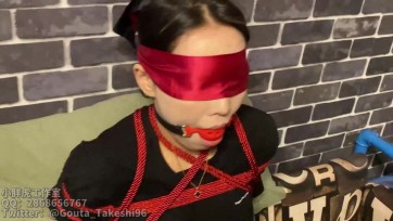 【小胖虎】02年小姐姐小赵绳缚初体验，红绳日式小高手，分腿缚，口球堵嘴放置，另有小助理解绑并学习绳缚。