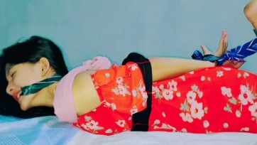 【TiedIndonesia】[赤脚] [紧紧束缚] 维拉的绑架系列，“维拉的逃跑失败” 独自在家时，一个窃贼闯入了维拉的房子。 他给维拉下药，把她绑起来。 薇拉试图逃跑但失败了，这个美丽的女孩