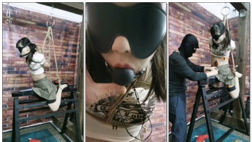 【HD飞天原创】悦儿奴看到铁马缠着二个快乐棒，很轻松地坐上去，坐上去才知道引部疼痛难忍,还被强制带羊具囗球，电动如夹夹住双如，电击片贴到身上，还遭到耳光重击和鞭打TK,后悔坐上...