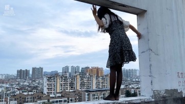 【樱束原创】《厌世女孩》厌世的漂亮女孩想不开走到楼顶跳楼的全过程！内心的挣扎徘徊起伏表现得淋漓尽致！站在天台上颤抖的黑丝双腿不断的尝试伸出又收回！ 最后跳下！