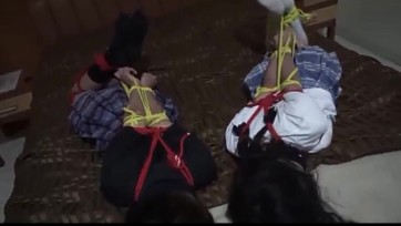 【TiedIndonesia】“两个女孩被绑架带回酒店玩” 放学后，两个女孩被下了药，被带走上了车。 美女捆绑在一起，彼此试图挣脱。