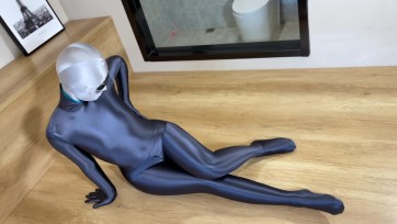 【爱丝袜の凌风姐姐】玩虐3层zentai小母狗——(3层丝滑zentai超强包裹)+(狗链+口球+声控跳D)+(强制趴姿+全身鞭打+鞭yin+跳D强高+口水直流)