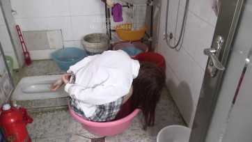 【子衿原创】菲菲镣铐跪地驷马卫生间挣扎淋水