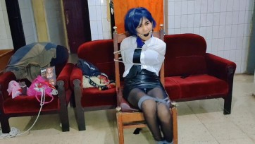 【TiedIndonesia】OL叶兰秘书被绑架并绑在椅子上。 被迫穿上乳胶短裙，光滑的黑丝和性感的腿。 奋力逃跑