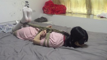 【新月原创】【红豆】定拍 粉色睡裙 可爱白丝 在家被劫持 驷马捆绑棒子强G假戏真做到彻底生气