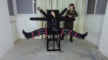 【樱束原创】《提审间谍姐妹花 》间谍姐妹花牢房中商议逃狱姐姐假装招供吸引注意力方便妹妹逃跑谁知计划失败！姐姐被提审刑椅上施行残酷的鞭刑和电刑和痒刑！妹妹也在其它刑房