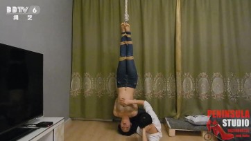 【半岛束艺台】【悬吊】【裸足】【牛仔裤】  海语钟摆倒吊玩弄，可作为最简陋的倒吊教程