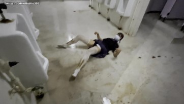 【小瓶子】电竞少女白丝Jk公厕污水地面打滚 踩便便 半裸打滚爬行 全程高能