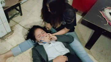 【TiedIndonesia】[短篇绑架系列]"被绑架和捆绑的秘书纳迪亚 "这个可怜的秘书被捆绑在一个老房子里。滑腻的黑丝袜和性感的腿被捆绑起来，被迫穿着高跟鞋跳。