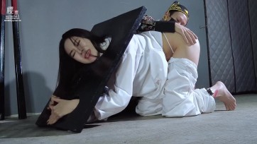 【樱束原创】《怒审潘金莲》潘金莲在外出轨被状告打入大牢县官提审戴木咖受审，跪姿趴姿对她进行鞭刑和杖刑惩罚！跳D棒棒侮辱折磨直至失禁！