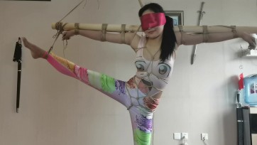【一绳所爱】笑笑被绑在木棍上鞭打、按摩旋转