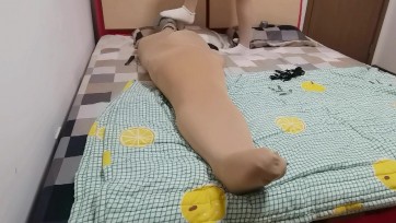 【气味系】丝袜全包 自缚玩六条丝袜全包被发现 又被惩罚套上5条睡袋 胶带包头 电击震动强制榨汁折磨 sp 闻脚
