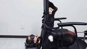 【缚心室】新道具来袭！油光黑丝女特工被制作成人体家具椅，炮机+AV棒各种折磨手段齐出，在屈辱的折磨中被淹没，最后采访体验感受