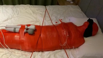 【黑魔法师】红色胶带全包木乃伊绳子固定在床垫上 电击乳T+乳T按摩器+原味丝袜强制塞嘴 榨汁榨到求饶