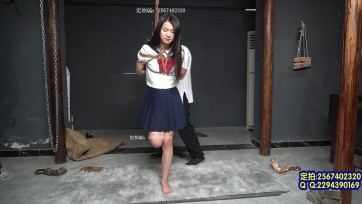 【一绳有你】【麻袋绑匪1】麻袋绑架装小女孩单腿吊绑板子打脚心屁股勒嘴蒙眼驷马挠痒羞辱玩弄女孩自曝是井查的女儿惹怒了绑匪一下用绳子给弄死了