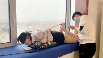 【可乐inrey】窗台紧缚吃“鸡” 全程震动强高到虚脱 驷马 假 棒棒怼 挣扎无果，继续享受