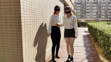 【一绳所爱】俩女孩户外蒙眼摸瞎走路