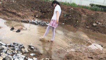 【小瓶子】粉色jk白丝工地旁玩泥玩水