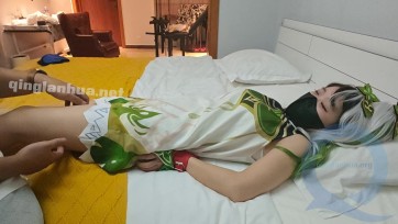 【物语工作室】小草神纳西妲的挠痒体验，刚开始用手挠脚底还能忍住，一用撸猫手套立刻破防到尖叫，小草神的大腿都很敏感，挠起来都在那大笑