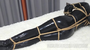 【Namarie Work】《假期我要被拘束-KIG乳胶娃娃拘束篇7》，全包胶衣拘束+ZD棒+G钩+木乃伊放置，防毒面具+H吸瓶