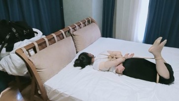 【默默原创】被囚禁折磨的小少女