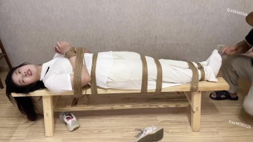 【龙飞绳艺】精神病前男友 把我绑到长凳子上面 折磨我