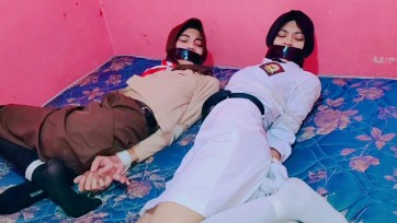 【TiedIndonesia】兄妹在家被绑架，妹妹买菜回来惊呆了，弟弟被绑在床上