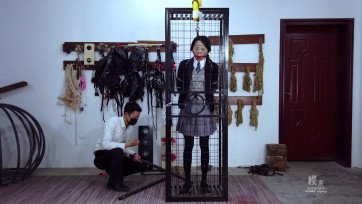 【樱束原创】《猥琐大叔与萝莉二》萝莉佳佳这天放学回家，路过公园休息，被尾随的大叔用药迷倒，将其扛回了家中，猥琐的大叔看着可爱的佳佳垂涎三尺，决定好好爱抚一番