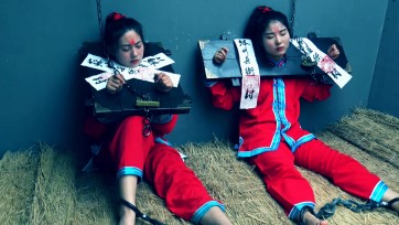 【胜景影视】定拍转公映《双凤记 》上集 两女囚被戴上囚枷，镣铐牢房等待