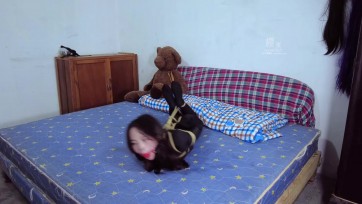 【樱束原创】《魔术师的陷阱》女主被魔术师用娃娃施了魔术被强迫驷马绑起但却没看到任何人和绳子用力挣扎却没用~挣扎着突然就发现自己被绑上了绳子口球！直至将娃娃推到得救后气愤