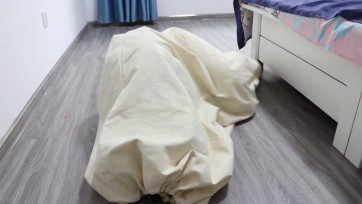 【得意客】《入室4》美女在家中遭到入室绑架，丝袜套头，胶带封嘴封眼，装麻袋，挣扎！