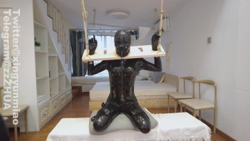 【鹿角与猫爪】《乳胶系列》充气头套、充气口塞、乳胶头套+手颈木枷拘束吊起 绝闷控制 跪坐固定拘束接受主人的玩耍~