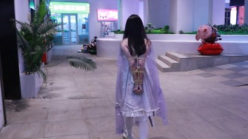 【长颜草】紫色lolita仙女裙，直臂捆绑外出，很大胆，挑选的白天时间，人流量大