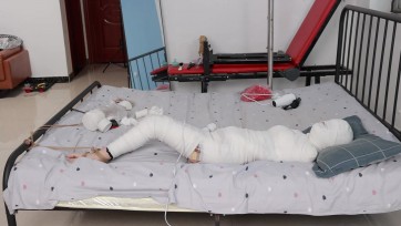 【心悦艺束】外卖惊魂(下)—承接上部，被老板调教拘束的女孩好不容易找到机会逃跑，却被反锁的单门拦下，这下老板可是气坏了，把女孩全身上下都用胶带和绷带层层缠绕，彻底杜绝女孩