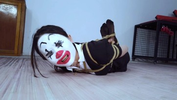 【樱束原创】《小丑的表演下》雪妮是马戏团的自缚逃脱演员，表演开始前想先练习一遍，叫同事帮忙捆绑魔法结，谁知同事故意整她没有使用魔法结而是用的死结，还落井下石惩罚她