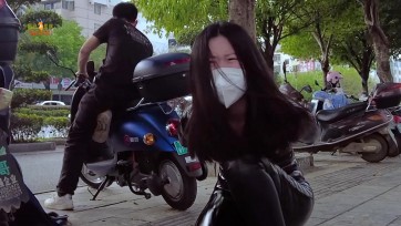 【晓鹿绳艺】陌生人面前羞耻强G】塞入玩具电击R夹,在路人面前开启,当着路人面被强行羞耻强G...这种感觉真的好刺激好喜欢